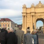 Brandenburger Tor von der prächtig geschmückten „Feldseite". Der Bau des prunkvollen Tores wurde im Jahr 1770 unter der Regentschaft von König Friedrich II. fertig gestellt.