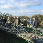 Beim Überqueren der Astbrücke im Park Babelsberg