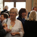 Die Mitglieder und Gäste während des Sektempfangs (Foto: Bolko Bouché)