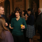 Die Mitglieder und Gäste während des Sektempfangs (Foto: Bolko Bouché)