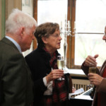 Die Mitglieder und Gäste während des Sektempfangs (Foto: Bolko Bouché)