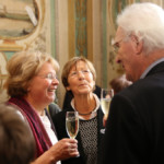 Die Mitglieder und Gäste während des Sektempfangs (Foto: Bolko Bouché)