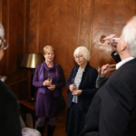 Die Mitglieder und Gäste während des Sektempfangs (Foto: Bolko Bouché)