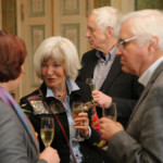 Die Mitglieder und Gäste während des Sektempfangs (Foto: Bolko Bouché)