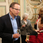 Die Mitglieder und Gäste während des Sektempfangs (Foto: Bolko Bouché)