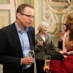 Die Mitglieder und Gäste während des Sektempfangs (Foto: Bolko Bouché)