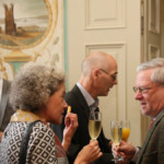 Die Mitglieder und Gäste während des Sektempfangs (Foto: Bolko Bouché)