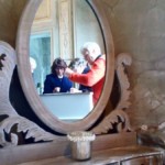 Auch im Empfang werden helfende Hände benötigt. Hier spiegeln sich die von Dagmar Christl, Ulrike Brandes und Jeannette Wachholz. (Foto: Karin Hennig)