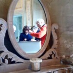 Auch im Empfang werden helfende Hände benötigt. Hier spiegeln sich die von Dagmar Christl, Ulrike Brandes und Jeannette Wachholz. (Foto: Karin Hennig)