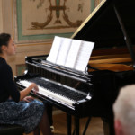 Preisträgerin Sophia Simanowitsch am Steinway-Flügel im Festsaal. Sie spielte Rachmaninows Prélude D-Dur op. 23, Nr. 4 und Mili Balakirev „Die Lerche" nach einem Lied von Michail Glinka (Foto: Bolko Bouché)