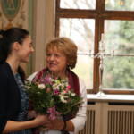 Fides Mahrla mit Blumen für die Pianistin (Foto: Bolko Bouché)