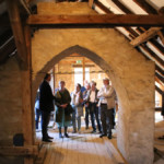 Besichtigung des Dachbodens mit historischen Rauchzügen. Foto: Bouché