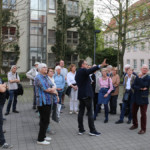René Schreiter erläutert, welchem Zweck die einzelnen Gebäude dienten. Foto: Bouché