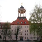 Blick vom Hof auf das Hauptgebäude. Foto: Bouché