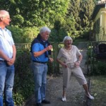 Sigrid Lugowski begrüßt den Organsiator der Quartiersrundgänge, Bolko Bouché, sowie Ehepaar Brandes als Nachbarn, recht herzlich. Foto: Krackher