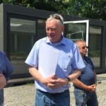 Hubert Lakenbrink von der ProPotsdam erklärt die Geschichte und die Zukunft des ehemaligen Kasernengeländes Krampnitz (Foto: Fides Mahrla)