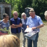 Hubert Lakenbrink von der ProPotsdam erklärt die Geschichte und die Zukunft des ehemaligen Kasernengeländes Krampnitz (Foto: Fides Mahrla)