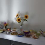 Büfett mit selbstgemachten Köstlichkeiten der Mitglieder: Antipasti, Salate, Gebackenes, Desserts u.v.m. (Foto: Maria Stolz)