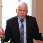 Hans-Georg Brandes dankt der Vereinsvorsitzenden.