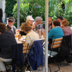 Ein Schattenplatz beim Mittagessen im Biergarten.