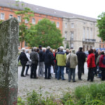 Ehemaliger Grenzgebiets-Pfosten vor dem Uni-Gebäude.