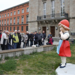 Das Rotkäppchen vor dem Präsidialgebäude.