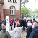 Vereinsmitglieder vor dem Verwaltungsgebäude von 1898.