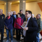 Markus Wicke bei Erläuterungen in der großen Halle.