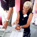 Vorstände bei der Arbeit: Dagmar Christl beim Kassieren