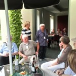 Brigitte Kolberg, vom gastgebenden Pfingstbergverein, erläutert das Besondere des Gärtnerhauses.