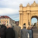Brandenburger Tor von der prächtig geschmückten „Feldseite". Der Bau des prunkvollen Tores wurde im Jahr 1770 unter der Regentschaft von König Friedrich II. fertig gestellt.
