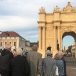 Brandenburger Tor von der prächtig geschmückten „Feldseite". Der Bau des prunkvollen Tores wurde im Jahr 1770 unter der Regentschaft von König Friedrich II. fertig gestellt.