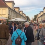 Am Stadtwappen in der Brandenburger Straße und der Spieluhr mit einem Glockenspiel aus Meissner Porzellan.