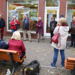 Vor dem ehemaligen Eisladen Karl-Liebknecht-Straße 123.