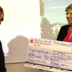 Stefanie Bünting (links) nimmt den Spendenscheck entgegen. Foto: Bouché