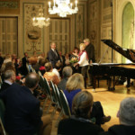 Fides Mahrla bedankt sich beim Künstler und Familie Rosenkranz.