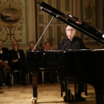 Adolf Thelen füllt den Raum mit Klang ... Foto: Bouché