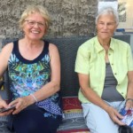 Zwei Vorstandsfrauen vor Schmidt's Atelier