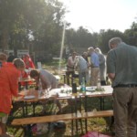 Nach dem Regen beginnt das Wischen, Trocknen und Verrücken der Bänke und Tische. Foto: Ludwig Grunwaldt