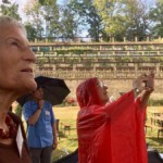 Fasziniert müssen der doppelte Regenbogen und die Beobachter fotografiert werden. Foto: Georg Maus