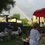 Die einen beobachten den Doppel-Regenbogen und die anderen sorgen sich um die Abdeckung der Speisen. Foto: Fides Mahrla