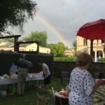Die einen beobachten den Doppel-Regenbogen und die anderen sorgen sich um die Abdeckung der Speisen. Foto: Fides Mahrla