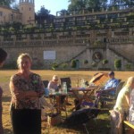 Monika Lange und Ingrid Klingenstein (links stehend) vom Vorstand des Winzerbergvereins sorgen für unser Wohl. Vielen Dank für Euer Engagement. Foto: Fides Mahrla