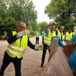 OB Mike Schubert und der Generaldirektor der Stiftung, Prof. Martin Vogtherr, hoben gemeinsam den von den Welterbeschützern gesammelten Müll in den Container (Foto: Olaf Gutowski)