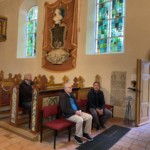 Burkhard Radtke (rechts) nimmt die Teilnehmer an der Priesterpforte in Empfang. Das Epitaph von 1756 an der Südwand ist der Ehefrau des Patrons, Eva Katharina, geb. von Lindau, gewidmet.