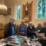 Burkhard Radtke (rechts) kennt als gebürtiger Groß Glienicker so manche Geschichten über Berliner Künstler und Unternehmer, die in Groß Glienicke ihre Ruhe suchten.