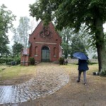 Die Trauerhalle, die Friedhofsmauer und ein Großteil der Bauerngräber sind auch restauriert.
