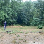 Markus Mahrla markiert die Stelle, wo die Grenzmauer das Grundstück vom See abgeschnitten hat.