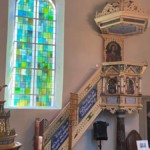 1680/81 wurde die Kanzel von ca. 1640 umgestaltet. So musste der Fuß verkürzt werden, weil der Kirchenfußboden angehoben
wurde, und andererseits kam ein neuer Schalldeckel hinzu.