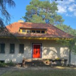 Moritz Gröning (Geschäftsführer der Alexander Haus e.V.) hat mit seiner Familie die Geschichte des denkmalgeschützen ,,Abraham Hauses’’ in der Seepromenade 41 recherchiert und das Haus restauriert. Das dreifache „A" an der Haustür deutet auf die Bauherren, Dr. Adolf und Anna Abraham, hin.